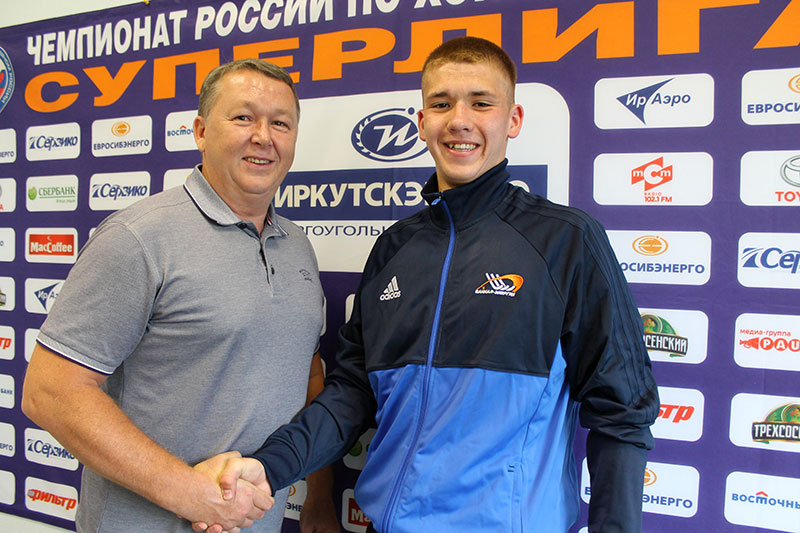 Захар Безносов подписал свой первый профессиональный контракт
