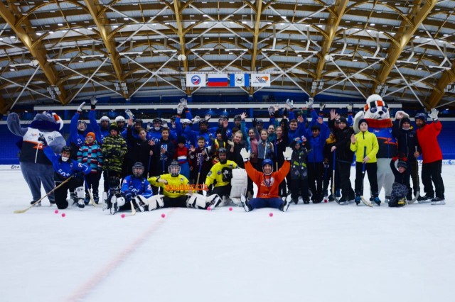 #МыВместе: Иркутские волонтеры совместно с игроками хоккейного клуба «Байкал-Энергия» организовали тренировку для детей медработников 