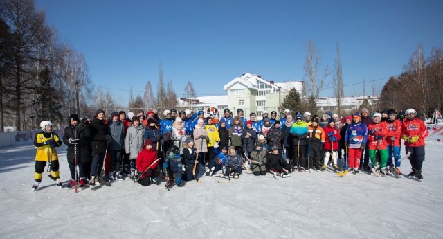 Хоккеисты «Байкал-Энергии»-2 провели мастер-класс для участников ежегодного школьного турнира по хоккею с мячом среди параллелей Центра образования №47.