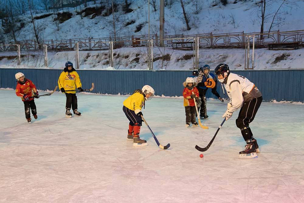 Компания En+ Group совместно с ХК «Байкал-Энергия» реализуют программу ремонта и обновления подшефных дворовых кортов в Иркутске