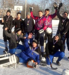 Кипят в коробках хоккейные страсти